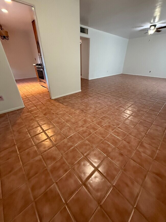 Building Photo - HOUSE FOR RENT