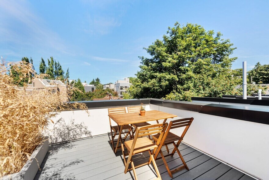 Building Photo - 422 10th Ave E