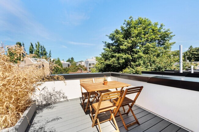 Building Photo - 422 10th Ave E