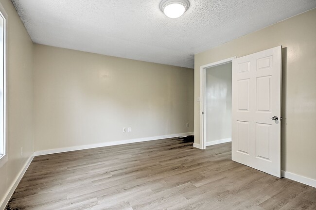 Building Photo - 4 Bedrooms 3 Baths Bristol TN