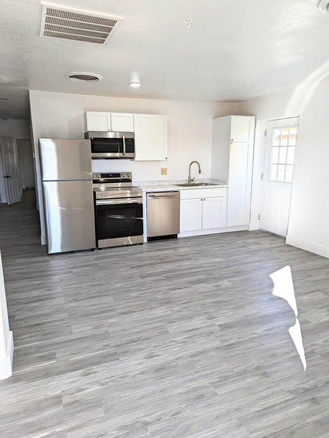 Building Photo - 127 E Fleming Ave