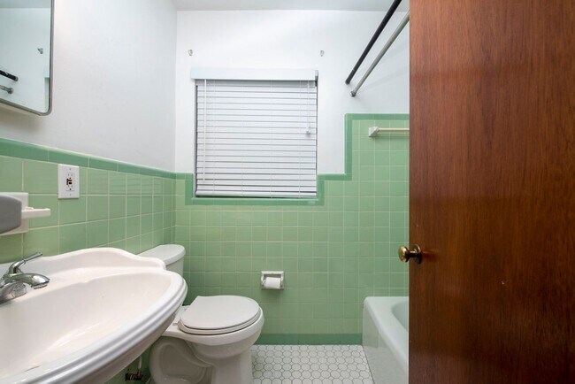 Building Photo - Cute 3/2 House with 2-Car Garage near Lake Underhill/Downtown Orlando