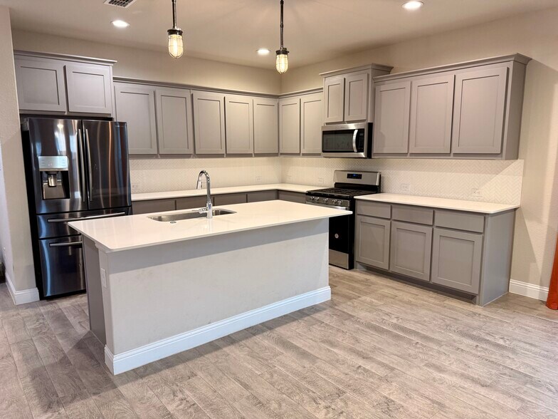 Building Photo - 504 Nicklaus Way