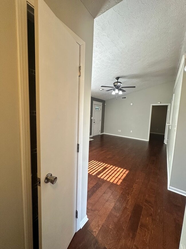 Building Photo - Charming 3-Bed Home with Fenced Yard!