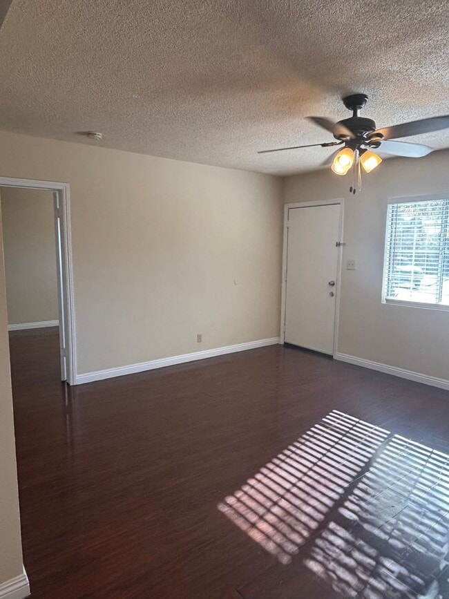 Building Photo - 1 Bedroom available now in East LA