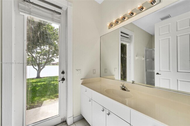 Building Photo - 512 NW 120th Dr