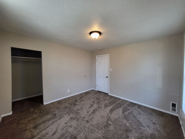 Building Photo - 3 Bedroom, 1 Bathroom Duplex with quick ac...