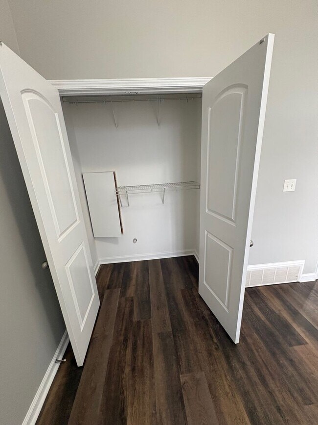 Building Photo - GlenCrossing8811