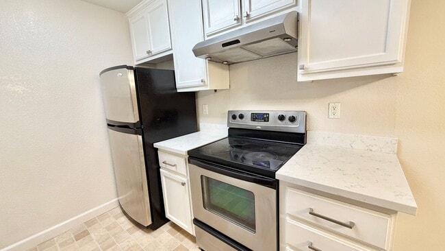 Building Photo - Remodeled 1 Bed 1 Bath Condo. Stainless Steel Appliances. Pool and Hot Tub