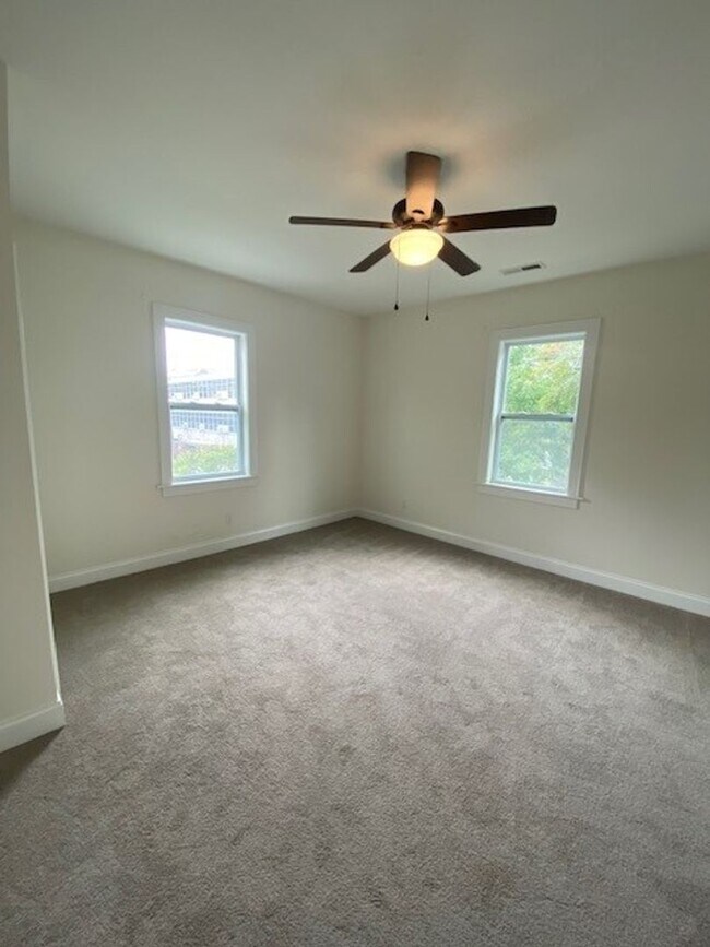 Building Photo - Georgous 5 bedroom 2.5 bath home in Downto...