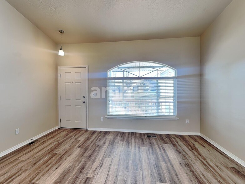 Building Photo - 12556 W Lewisburg Dr