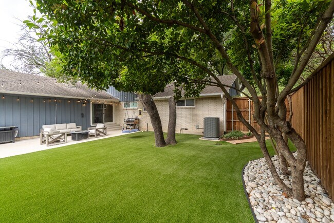 Building Photo - Great home in a desirable location with mature trees!