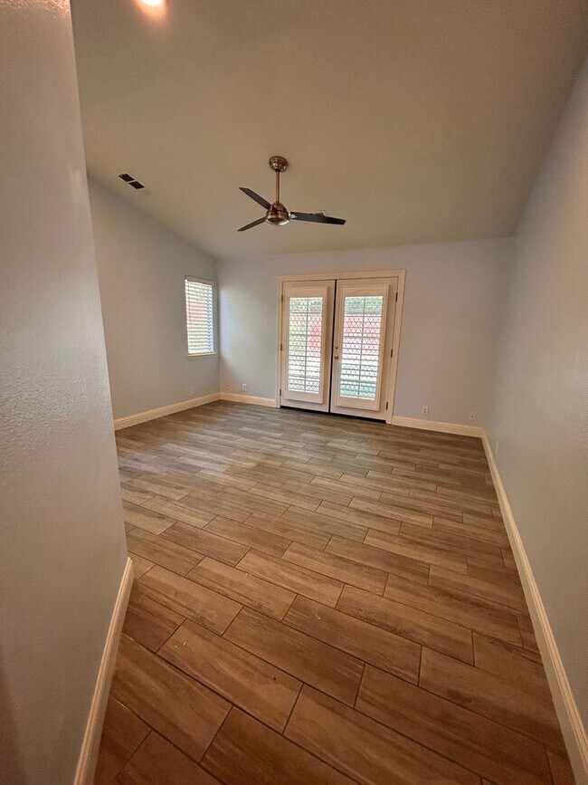 Building Photo - Beautiful Home for rent in Visalia!