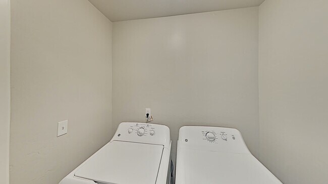 Building Photo - 3 Bedroom 2 Bath Duplex With 2 Car Garage Located Close to the Broadway Extension and 8 minutes f...