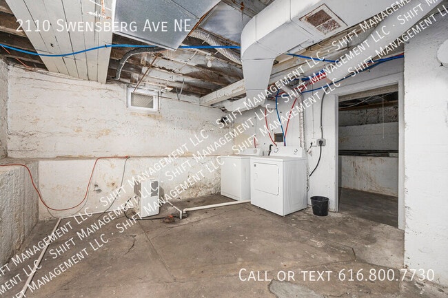 Building Photo - 2110 Swensberg Ave NE