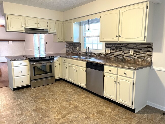 Building Photo - 12003 Corbin Dr