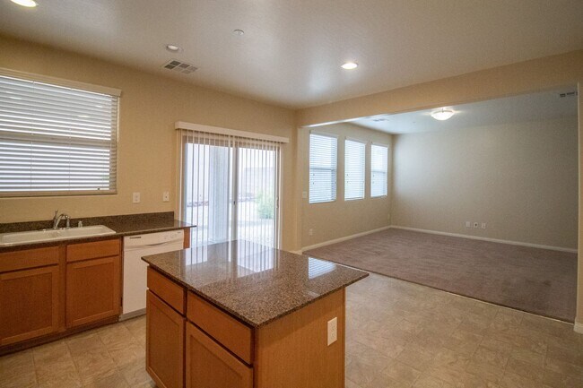 Building Photo - GUARD GATED 3 BD 2.5 BTH HOME IN HENDERSON