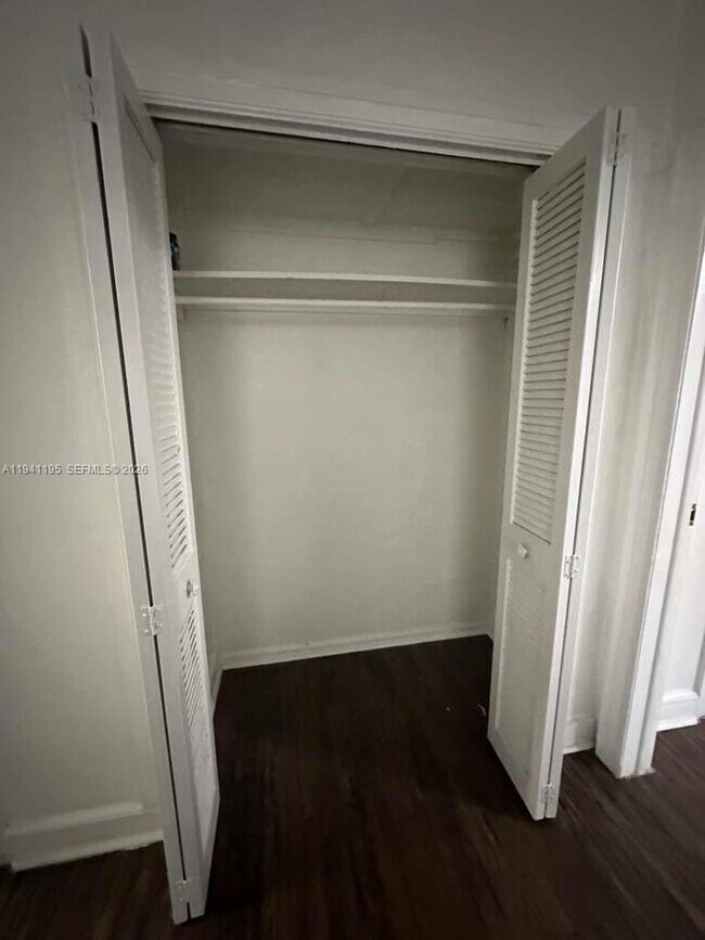 Building Photo - 920 NW 22nd Ct