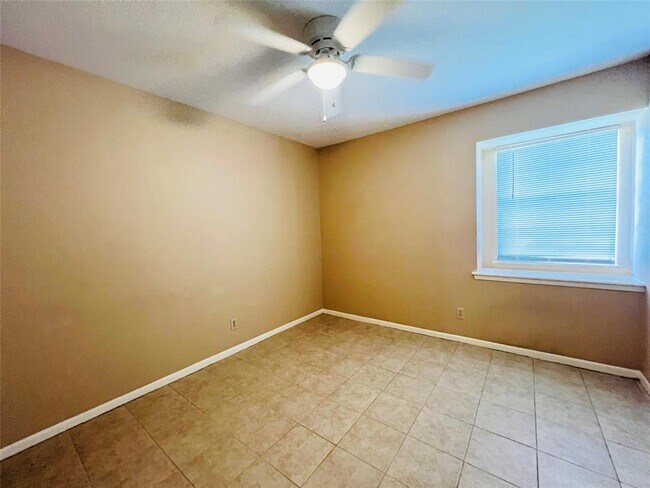 Building Photo - 10530 Sagebluff Dr