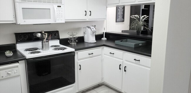 Building Photo - Beautiful  Furnished 1/1 condo x Rent  in Winter Park Next to Full Sail University !