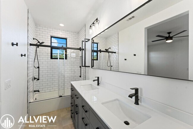 Building Photo - Turnkey 2 Bedroom, 2.5 Bath End Unit Townhome Available NOW in Rancho Mission Viejo!