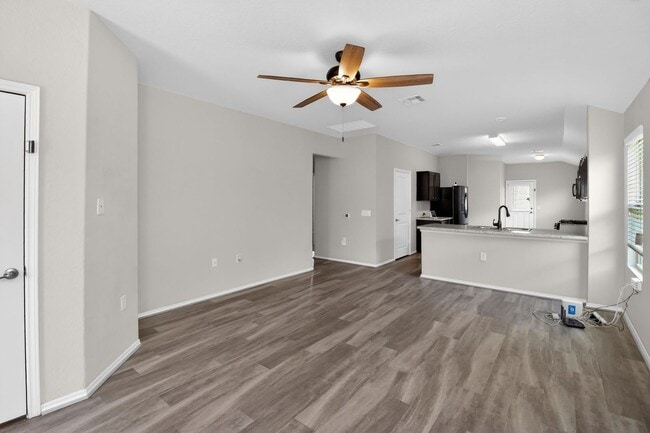 Building Photo - Spacious 3 Bed / 2 Bath w/ Large Kitchen & Natural Light