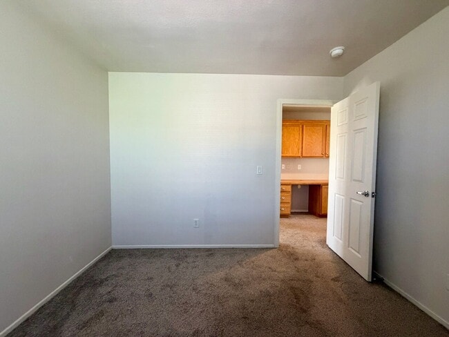 Building Photo - GATED 3 BED 2.5 BATH 1 CAR GARAGE SINGLE FAMILY HOME WITH COMMUNITY POOL