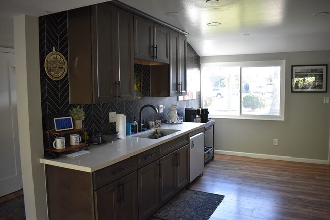 Building Photo - 6671 Jackson Dr