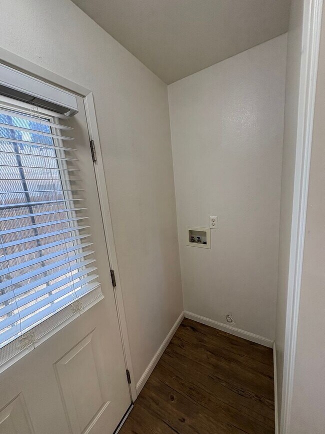 Building Photo - 1897