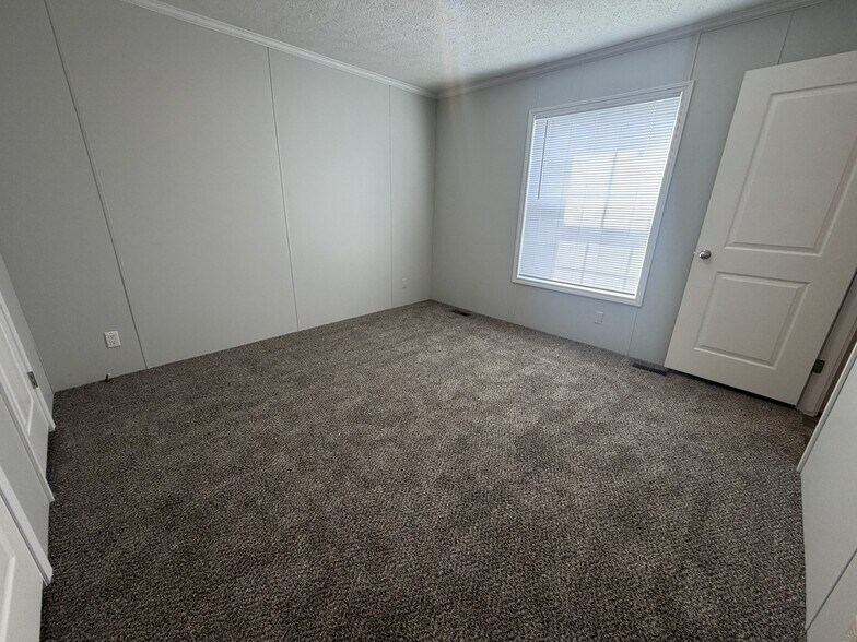 Building Photo - 38060 Leverette Ave