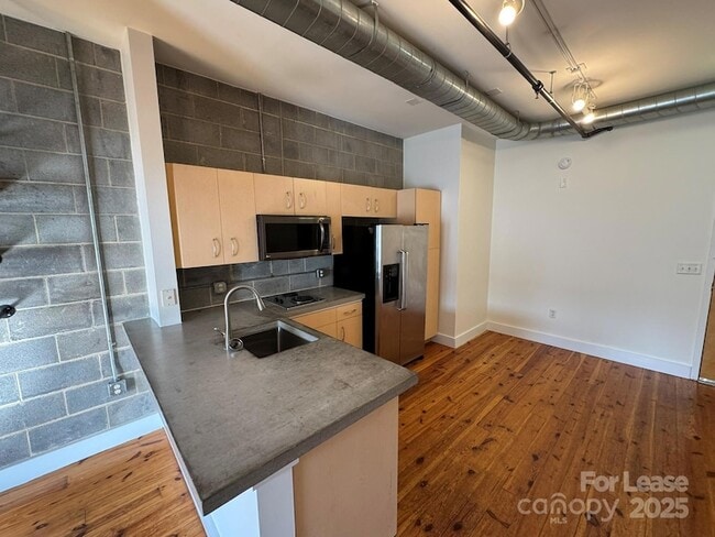 Building Photo - 3205 N Davidson St