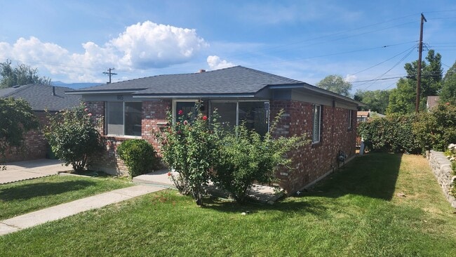 Building Photo - Move-In Ready Reno Gem