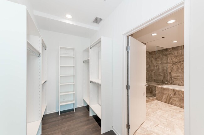 Building Photo - 220 E Illinois St