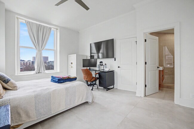 Building Photo - Downtown Atlanta Luxury Condo