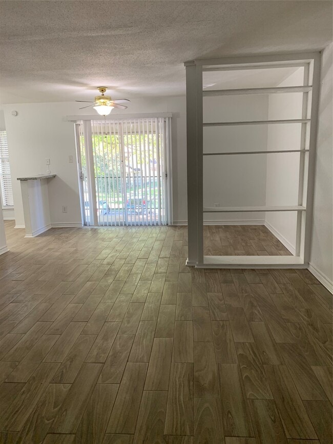 Building Photo - 5625 Antoine Dr