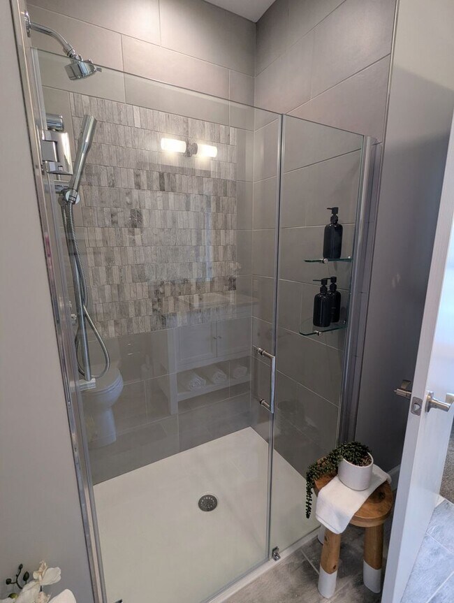 Building Photo - Gorgeous 2 Bedroom 2 Bathroom Downtown Condo with Epic Views and Free Parking