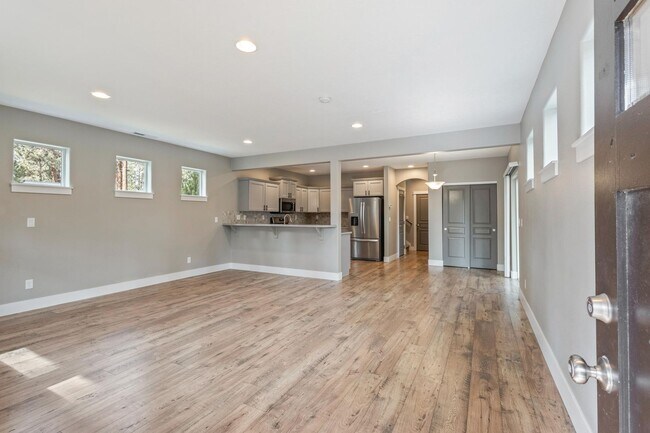 Building Photo - Modern 3 BR home on beautiful wooded lot in Sisters