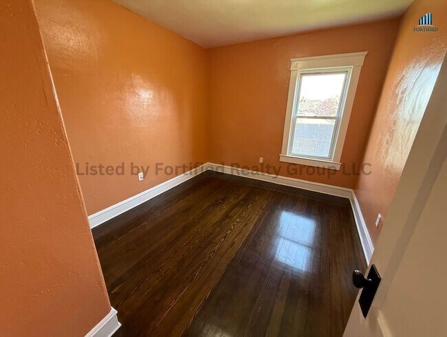 Building Photo - 170 King St