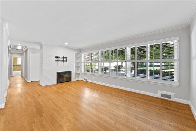Building Photo - "Charming 4-Bed Retreat with Granite Kitch...