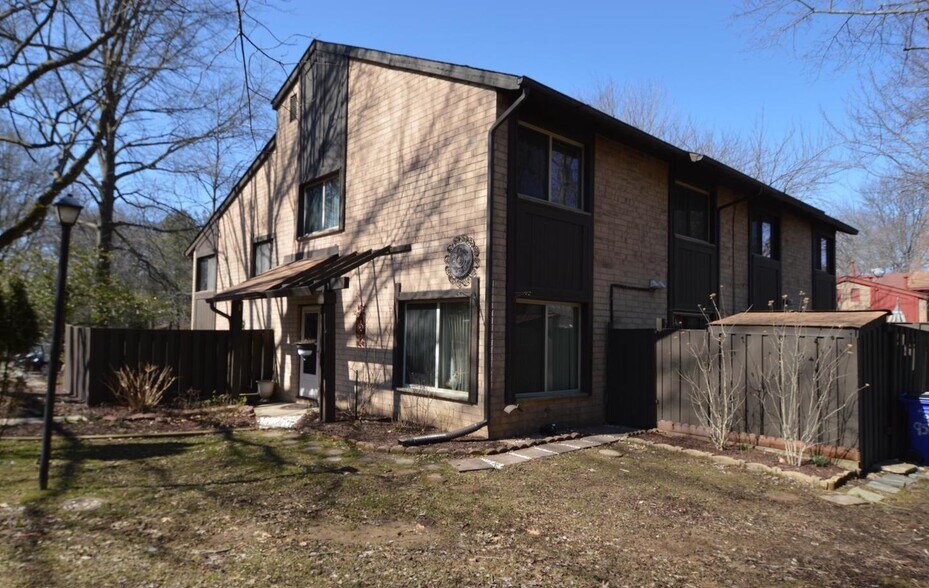 Building Photo - 9570 Standon Pl