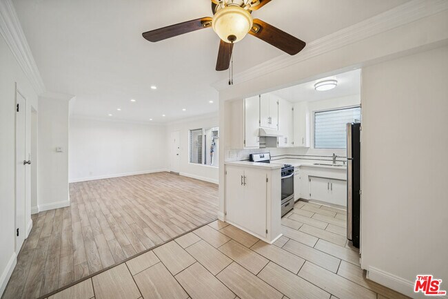 Primary Photo - 1215 Hayworth Ave