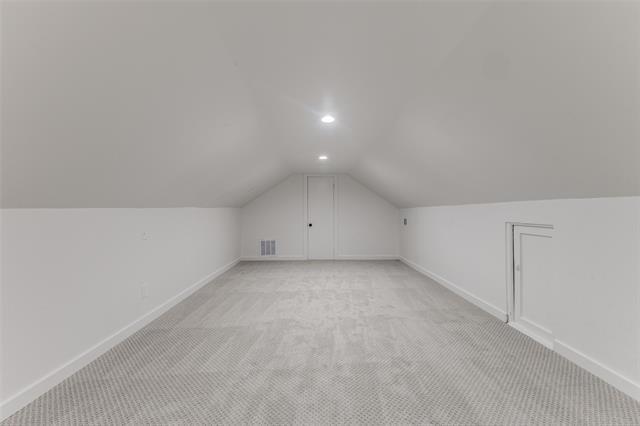 Building Photo - 5848 Kenwood Ave