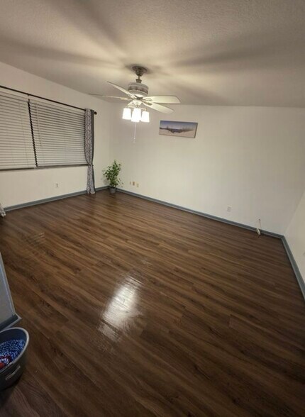 Building Photo - 904 E Crenshaw St