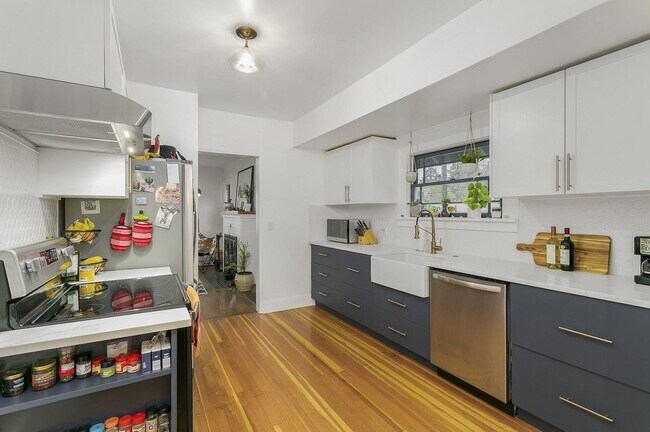 Building Photo - 3 bedroom, 2 bath gorgeous home now available by Mt. Tabor Park in SE Portland!