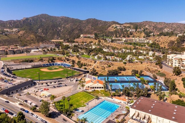 Building Photo - 3636 Malibu Country Dr