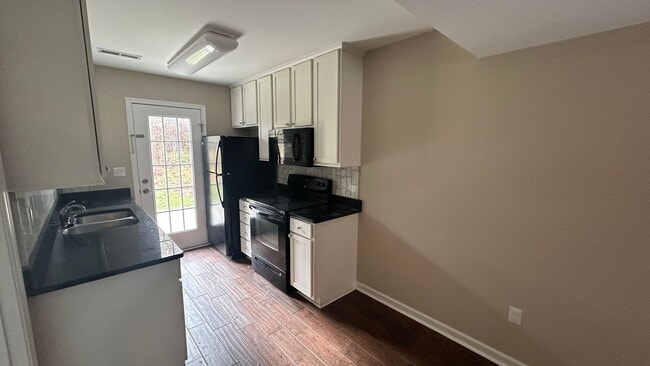 Building Photo - 3 Bedroom Townhouse in Tavern Grove