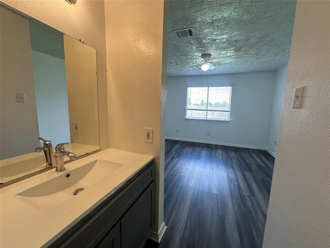 Building Photo - 5434 Parkridge Dr