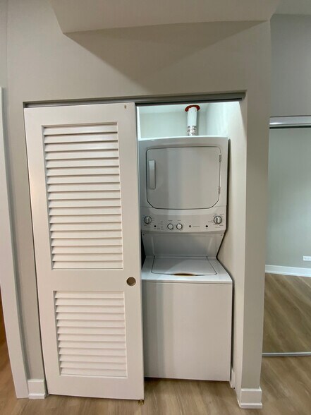 Building Photo - 440 W Belden Ave