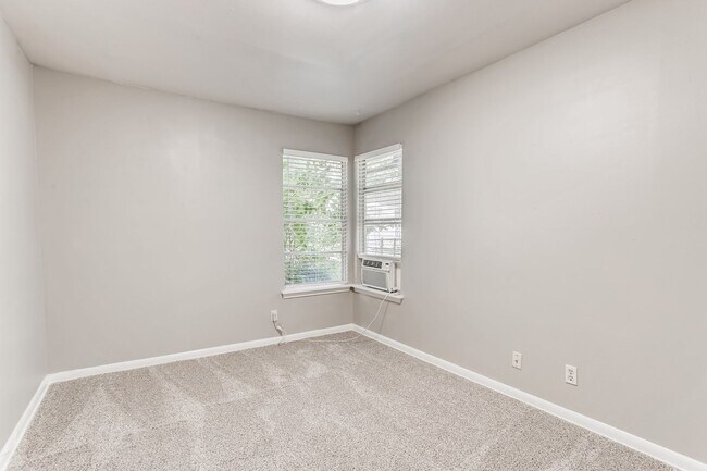 Building Photo - (**APP PENDING 06/13/23)  3 Bedroom / 1 Ba...