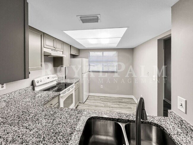 Building Photo - 4530 SW 10th Ave